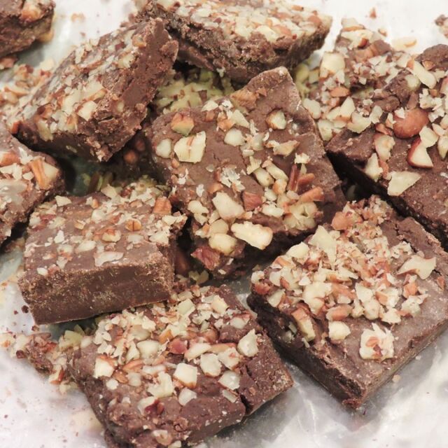 Five minute keto fudge!
https://www.carbwarscookbooks.com/melt-a-few-ingredients-together-and-pour-onto-a-sheet-pan-and-you-have-fantastic-fudge/